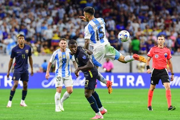 Fußball, Copa America, Argentinien - Ecuador RECORD DATE NOT STATED Copa America USA 2024 Argentina vs Ecuador Quarterfinals Moises Caicedo (L) of Ecuador fights for the ball with Nicolas Gonzalez (R) of Argentina during the CONMEBOL Copa America 2024 Quarterfinals match between Argentina and Ecuador, at NRG Stadium, on July 04, 2024 in Houston, Texas, Florida, United States. HOUSTON TEXAS UNITED STATES  Copyright: xIsaacxOrtizx 20240704215330_CA_QF_2024_ARG_ECU_CAICEDO235