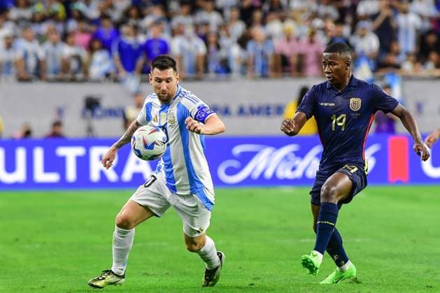 Fußball, Copa America, Argentinien - Ecuador RECORD DATE NOT STATED Copa America USA 2024 Argentina vs Ecuador Quarterfinals Lionel Messi (L) of Argentina fights for the ball with Alan Minda (R) of Ecuador during the CONMEBOL Copa America 2024 Quarterfinals match between Argentina and Ecuador, at NRG Stadium, on July 04, 2024 in Houston, Texas, Florida, United States. HOUSTON TEXAS UNITED STATES  Copyright: xIsaacxOrtizx 20240704215339_CA_QF_2024_ARG_ECU_MESSI244
