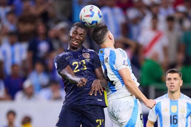 Fußball, Copa America, Argentinien - Ecuador RECORD DATE NOT STATED Copa America USA 2024 Argentina vs Ecuador Quarterfinals Moises Caicedo (L) of Ecuador jumps for the ball with Enzo Fernandez (R) of Argentina during the CONMEBOL Copa America 2024 Quarterfinals match between Argentina and Ecuador, at NRG Stadium, on July 04, 2024 in Houston, Texas, Florida, United States. HOUSTON TEXAS UNITED STATES  Copyright: xJONATHANxDUENASx 20240704215934_CA_QF_2024_ARG_ECU_CAICEDO278