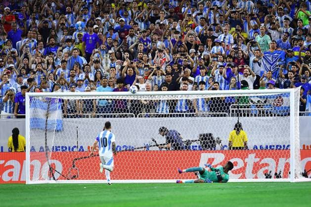 Fußball, Copa America, Argentinien - Ecuador RECORD DATE NOT STATED Copa America USA 2024 Argentina vs Ecuador Quarterfinals Lionel Messi of Argentina misses his penalty kick during the CONMEBOL Copa America 2024 Quarterfinals match between Argentina and Ecuador, at NRG Stadium, on July 04, 2024 in Houston, Texas, Florida, United States. HOUSTON TEXAS UNITED STATES  Copyright: xAdrianxMaciasx 20240704220514_CA_QF_2024_ARG_ECU_MESSI289