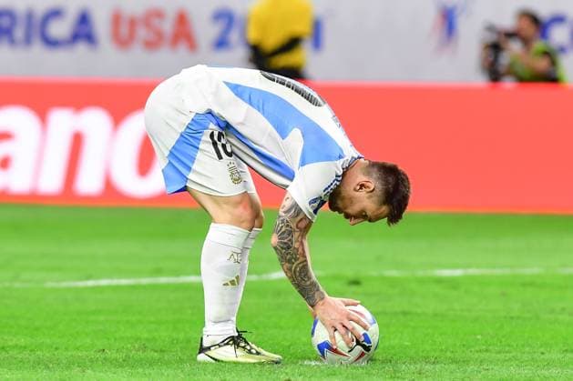 Fußball, Copa America, Argentinien - Ecuador RECORD DATE NOT STATED Copa America USA 2024 Argentina vs Ecuador Quarterfinals Lionel Messi of Argentina misses his penalty kick during the CONMEBOL Copa America 2024 Quarterfinals match between Argentina and Ecuador, at NRG Stadium, on July 04, 2024 in Houston, Texas, Florida, United States. HOUSTON TEXAS UNITED STATES  Copyright: xIsaacxOrtizx 20240704220706_CA_QF_2024_ARG_ECU_MESSI295