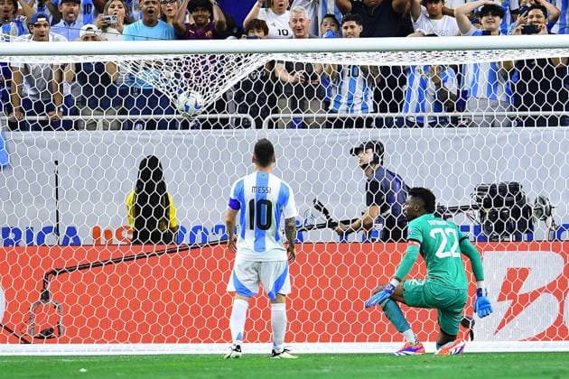 Fußball, Copa America, Argentinien - Ecuador RECORD DATE NOT STATED Copa America USA 2024 Argentina vs Ecuador Quarterfinals Lionel Messi of Argentina misses his penalty kick to Alexander Dominguez of Ecuador during the CONMEBOL Copa America 2024 Quarterfinals match between Argentina and Ecuador, at NRG Stadium, on July 04, 2024 in Houston, Texas, Florida, United States. HOUSTON TEXAS UNITED STATES  Copyright: xAdrianxMaciasx 20240704220727_CA_QF_2024_ARG_ECU_MESSI297