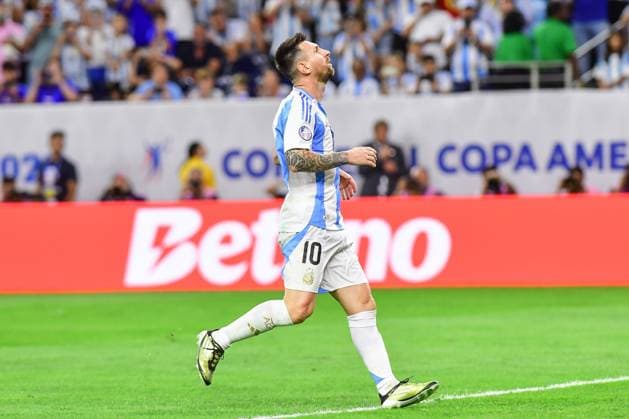 RECORD DATE NOT STATED Copa America USA 2024 Argentina vs Ecuador Quarterfinals Lionel Messi of Argentina misses his penalty during the CONMEBOL Copa America 2024 Quarterfinals match between Argentina and Ecuador, at NRG Stadium, on July 04, 2024 in Houston, Texas, Florida, United States. HOUSTON TEXAS UNITED STATES  Copyright: xIsaacxOrtizx 20240704221209_CA_QF_2024_ARG_ECU_MESSI310