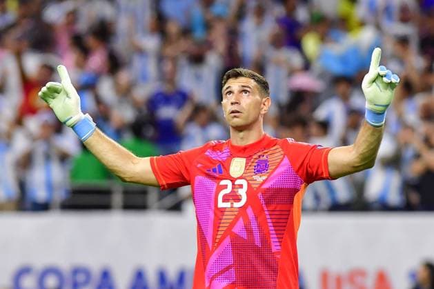 Fußball, Copa America, Argentinien - Ecuador RECORD DATE NOT STATED Copa America USA 2024 Argentina vs Ecuador Quarterfinals Emiliano Martinez of Argentina during the CONMEBOL Copa America 2024 Quarterfinals match between Argentina and Ecuador, at NRG Stadium, on July 04, 2024 in Houston, Texas, Florida, United States. HOUSTON TEXAS UNITED STATES  Copyright: xIsaacxOrtizx 20240704222256_CA_QF_2024_ARG_ECU_MARTINEZ325