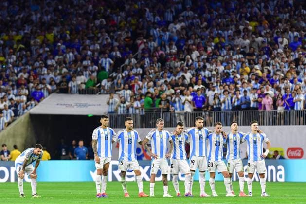 Sport Bilder des Tages Fußball, Copa America, Argentinien - Ecuador RECORD DATE NOT STATED Copa America USA 2024 Argentina vs Ecuador Quarterfinals Lionel Messi and Argentina Players during the CONMEBOL Copa America 2024 Quarterfinals match between Argentina and Ecuador, at NRG Stadium, on July 04, 2024 in Houston, Texas, Florida, United States. HOUSTON TEXAS UNITED STATES  Copyright: xIsaacxOrtizx 20240704222408_CA_QF_2024_ARG_ECU_MESSI330