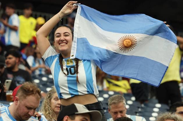 Fußball, Copa America, Argentinien - Ecuador Argentina supporters cheer for their team during the Copa America USA 2024, quarterfinal match between Argentina and Ecuador, at NRG stadium in Houston, TX, on July 4, 2024. HOUSTON UNITED STATES Copyright: xALEJANDROxPAGNIx