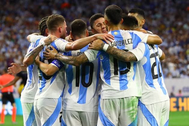 Fußball, Copa America, Argentinien - Ecuador Argentina s defender Lisandro Martinez celebrates with teammates after scoring a goal against X during the Copa America USA 2024, quarterfinal match between Argentina and Ecuador, at NRG stadium in Houston, on July 4, 2024. HOUSTON UNITED STATES Copyright: xALEJANDROxPAGNIx