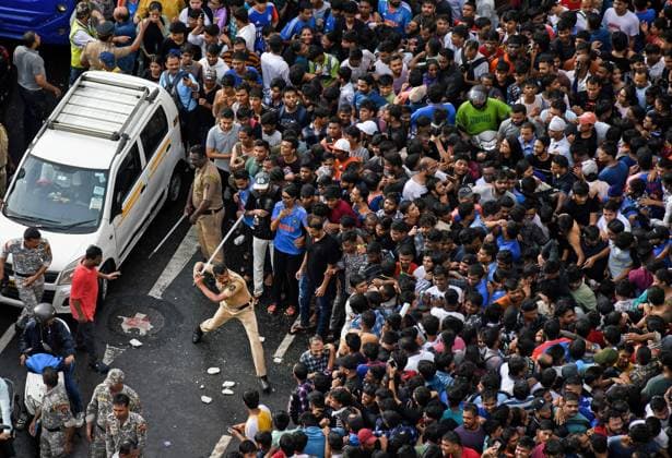 Bilder des Jahres 2024, Sport 07 Juli Sport Themen der Woche KW27 Cricket, T20, Menschenmassen feiern Sieger Indien in Mumbai July 4, 2024, Mumbai, Maharashtra, India: A policeman threatens to beat the fans with a stick who had gathered in huge numbers waiting to celebrate the victory by the Indian cricket team on an open deck bus. The Indian cricket team beat South Africa in a thrilling twenty twenty (T20) World Cup finals played between them on 29th June 2024 in Barbados. Mumbai India - ZUMAs197 0706177782st Copyright: xAshishxVaishnavx