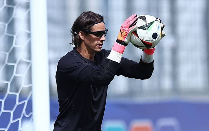 EURO 2024, Nationalteam Schweiz Training Yann Sommer of Switzerland wearing sunglasses in the training session Switzerland Training, UEFA European Championship, EM, Europameisterschaft 2024, Quarter Final, Football, Stadion auf der Waldau, Stuttgart, Germany, 05 Jul 2024 EDITORIAL USE ONLY No use with unauthorised audio, video, data, fixture lists, club league logos or live services. Online in-match use limited to 120 images, no video emulation. No use in betting, games or single club league player publications.  Copyright: xMichaelxZemanek Shutterstockx 14571352n