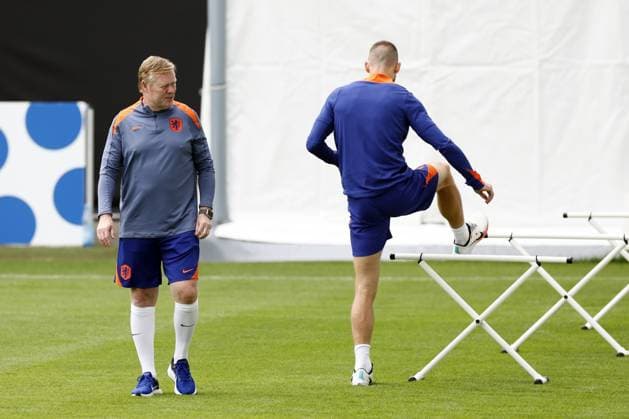 WOLFSBURG - (l-r) National coach Ronald Koeman, Stefan De Vrij during a training session of the Dutch national team, Nationalteam in the AOK Stadium on July 5, 2024 in Wolfsburg, Germany. The Dutch national team is preparing for the Quarter-finals of the European Football Championship in Germany against Turkey. ANP KOEN VAN WEEL UEFA EURO, EM, Europameisterschaft,Fussball 2024 2024 xVIxANPxSportx xxANPxIVx 502794418 originalFilename: 502794418.jpg