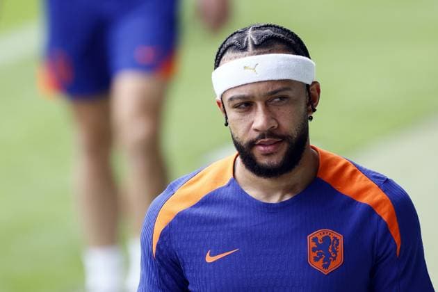 WOLFSBURG - Memphis Depay during a training session of the Dutch national team, Nationalteam at the AOK Stadium on July 5, 2024 in Wolfsburg, Germany. The Dutch national team is preparing for the Quarter-finals of the European Football Championship in Germany against Turkey. ANP KOEN VAN WEEL UEFA EURO, EM, Europameisterschaft,Fussball 2024 2024 xVIxANPxSportx xxANPxIVx 502794772 originalFilename: 502794772.jpg