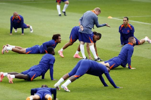 WOLFSBURG - National coach Ronald Koeman, Nathan Ake during a training session of the Dutch national team, Nationalteam in the AOK Stadium on July 5, 2024 in Wolfsburg, Germany. The Dutch national team is preparing for the Quarter-finals of the European Football Championship in Germany against Turkey. ANP KOEN VAN WEEL UEFA EURO, EM, Europameisterschaft,Fussball 2024 2024 xVIxANPxSportx xxANPxIVx 502795259 originalFilename: 502795259.jpg