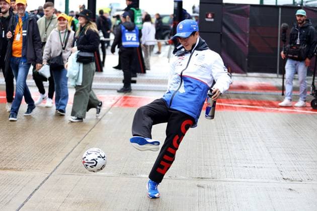05.07.2024, xrarjax, Motorsport FIA Formel 1, Großer Preis von Großbritannien 2024 emspor, v.l. Yuki Tsunoda (Racing Bulls) Startnummer 22 spielt Fussball Silverstone