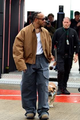05.07.2024, xrarjax, Motorsport FIA Formel 1, Großer Preis von Großbritannien 2024 emspor, v.l. Lewis Hamilton (Mercedes AMG Petronas) Startnummer 44 mit seinem Hund Roscoe Silverstone