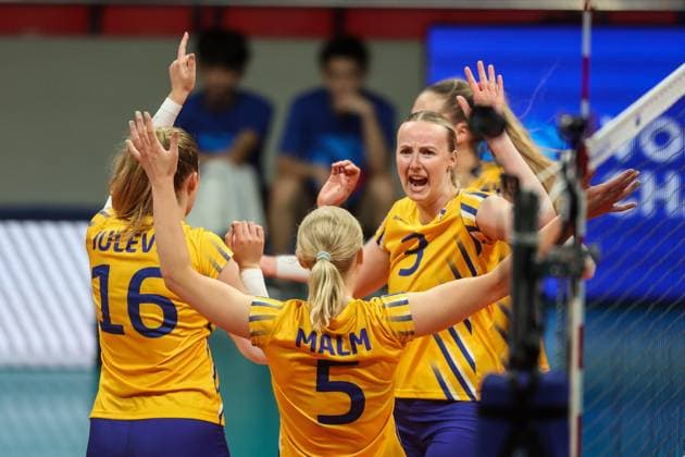(240705) -- MANILA, July 5, 2024 -- Players of Sweden celebrate after scoring a point during the match between Belgium and Sweden at the FIVB Women s Volleyball Challenger Cup 2024 in Manila, the Philippines, on July 4, 2024. ) (SP)PHILIPPINES-MANILA-VOLLEYBALL-FIVB WOMEN S CHALLENGER CUP 2024-BELGIUM VS SWEDEN ROUELLExUMALI 
