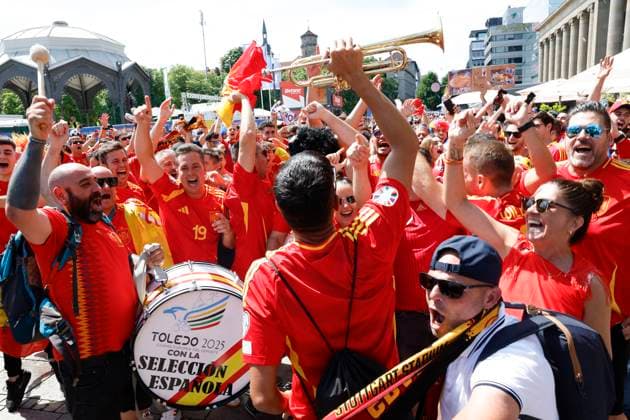 Spanish fans celebrate at the UEFA EURO, EM, Europameisterschaft,Fussball 2024 fan zone several hours before the tournament s quarter-final game between Spain and Germany in Stuttgart, Germany, 05 July 2024. Spanish fans prepared for the UEFA Euro 2024 quarter-final game between Spain and Germany !ACHTUNG: NUR REDAKTIONELLE NUTZUNG!  Copyright: xJ.J.xGuillenx GRAF2020 20240705-55014066408_1