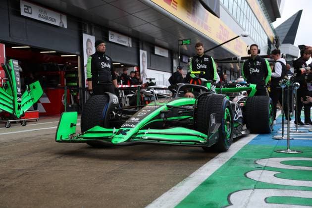 05.07.2024, xrarjax, Motorsport FIA Formel 1, Großer Preis von Großbritannien 2024 emspor, v.l. Pitlane Auto von Guanyu Zhou (Sauber Stake F1 Team ) Startnummer 24 Silverstone