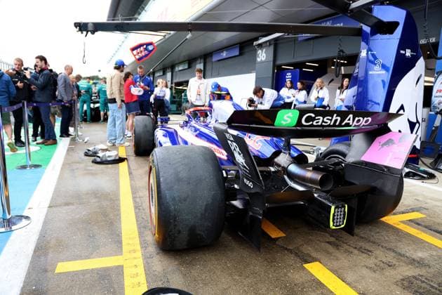 05.07.2024, xrarjax, Motorsport FIA Formel 1, Großer Preis von Großbritannien 2024 emspor, v.l. Pitlane Box Auto von Yuki Tsunoda (Racing Bulls) Startnummer 22 Silverstone