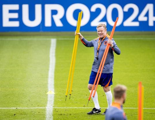 Sport Bilder des Tages EURO 2024, Nationalteam Niederlande Training WOLFSBURG - National coach Ronald Koeman during a training session of the Dutch national team, Nationalteam in the AOK Stadium on July 5, 2024 in Wolfsburg, Germany. The Dutch national team is preparing for the Quarter-finals of the European Football Championship in Germany against Turkey. ANP KOEN VAN WEEL netherlands out - belgium out Wolfsburg xVIxxIVx 502796485 originalFilename: 0706327072st.jpg