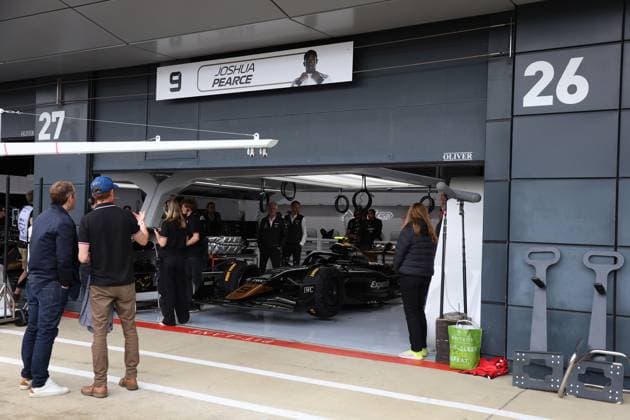 05.07.2024, xrarjax, Motorsport FIA Formel 1, Großer Preis von Großbritannien 2024 emspor, v.l. Brad Pitt Film APEX APXGP Produzent Jerry Bruckheimer Expensify APX-GP Joshua Pearce Damson Idris Silverstone