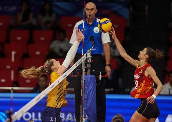 (240705) -- MANILA, July 5, 2024 -- Anna Koulberg (R) of Belgium competes against Alexandra Lazic of Sweden during the match between Belgium and Sweden at the FIVB Women s Volleyball Challenger Cup 2024 in Manila, the Philippines, on July 4, 2024. ) (SP)PHILIPPINES-MANILA-VOLLEYBALL-FIVB WOMEN S CHALLENGER CUP 2024-BELGIUM VS SWEDEN ROUELLExUMALI 