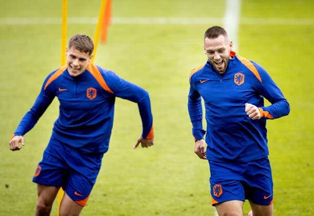 EURO 2024, Nationalteam Niederlande Training WOLFSBURG - Micky van de Ven and Stefan de Vrij during a training session of the Dutch national team, Nationalteam in the AOK Stadium on July 5, 2024 in Wolfsburg, Germany. The Dutch national team is preparing for the Quarter-finals of the European Football Championship in Germany against Turkey. ANP KOEN VAN WEEL UEFA EURO, EM, Europameisterschaft,Fussball 2024 2024 xVIxANPxSportx xxANPxIVx 502796956 originalFilename: 502796956.jpg