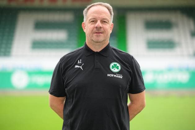 Alexander Zorniger ; Trainer SpVgg Greuther Fürth 04.07.2024 - SpVgg Greuther Fürth ( Kleeblatt Spielvereinigung ) - 2. Fussball Bundesliga BL - Saison 2024 2025 - Fototermin Porträttermin Vorstellung Präsentation Pressetermin - - Einzelbild Einzelfoto Portrait Porträt Kopfbild -