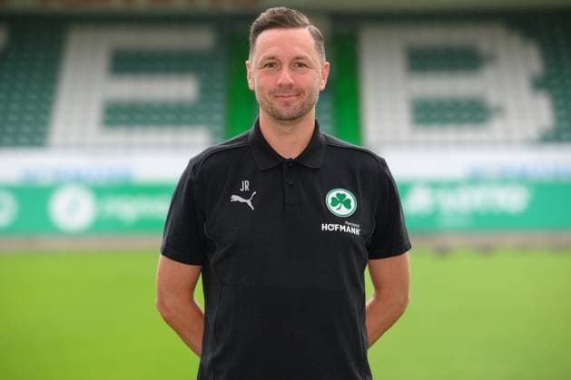 Jurek Rohrberg ; Trainer-Assistent SpVgg Greuther Fürth 04.07.2024 - SpVgg Greuther Fürth ( Kleeblatt Spielvereinigung ) - 2. Fussball Bundesliga BL - Saison 2024 2025 - Fototermin Porträttermin Vorstellung Präsentation Pressetermin - - Einzelbild Einzelfoto Portrait Porträt Kopfbild -
