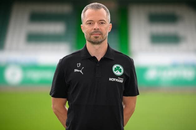 Christoph Porzelt ; Physio SpVgg Greuther Fürth 04.07.2024 - SpVgg Greuther Fürth ( Kleeblatt Spielvereinigung ) - 2. Fussball Bundesliga BL - Saison 2024 2025 - Fototermin Porträttermin Vorstellung Präsentation Pressetermin - - Einzelbild Einzelfoto Portrait Porträt Kopfbild -