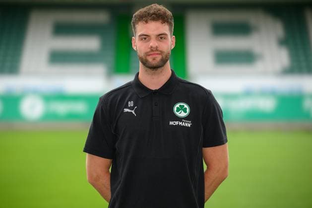 Bjarne Oslender ; Videoanalyse SpVgg Greuther Fürth 04.07.2024 - SpVgg Greuther Fürth ( Kleeblatt Spielvereinigung ) - 2. Fussball Bundesliga BL - Saison 2024 2025 - Fototermin Porträttermin Vorstellung Präsentation Pressetermin - - Einzelbild Einzelfoto Portrait Porträt Kopfbild -