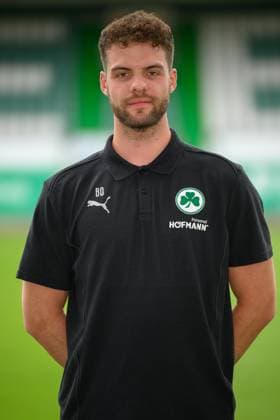 Bjarne Oslender ; Videoanalyse SpVgg Greuther Fürth 04.07.2024 - SpVgg Greuther Fürth ( Kleeblatt Spielvereinigung ) - 2. Fussball Bundesliga BL - Saison 2024 2025 - Fototermin Porträttermin Vorstellung Präsentation Pressetermin - - Einzelbild Einzelfoto Portrait Porträt Kopfbild -