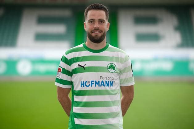 Niko Gießelmann Giesselmann ; SpVgg Greuther Fürth 04.07.2024 - SpVgg Greuther Fürth ( Kleeblatt Spielvereinigung ) - 2. Fussball Bundesliga BL - Saison 2024 2025 - Fototermin Porträttermin Vorstellung Präsentation Pressetermin - - Einzelbild Einzelfoto Portrait Porträt Kopfbild -