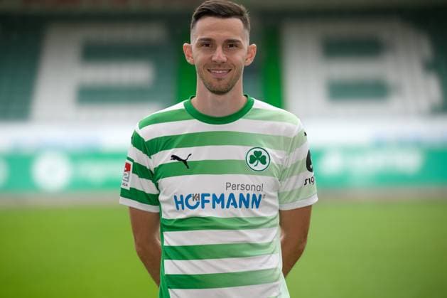 Branimir Hrgota ; SpVgg Greuther Fürth 04.07.2024 - SpVgg Greuther Fürth ( Kleeblatt Spielvereinigung ) - 2. Fussball Bundesliga BL - Saison 2024 2025 - Fototermin Porträttermin Vorstellung Präsentation Pressetermin - - Einzelbild Einzelfoto Portrait Porträt Kopfbild - *** Branimir Hrgota SpVgg Greuther Fürth 04 07 2024 SpVgg Greuther Fürth Kleeblatt Spielvereinigung 2 Fußball Bundesliga BL Saison 2024 2025 Photo appointment Portrait appointment Presentation Press appointment Single photo Single photo Portrait Portrait Headshot