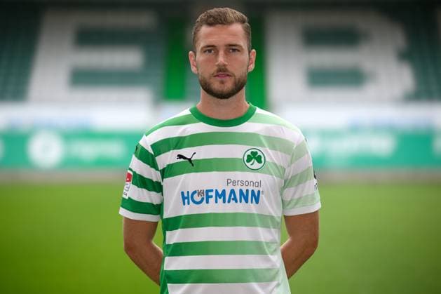 Dennis Srbeny ; SpVgg Greuther Fürth 04.07.2024 - SpVgg Greuther Fürth ( Kleeblatt Spielvereinigung ) - 2. Fussball Bundesliga BL - Saison 2024 2025 - Fototermin Porträttermin Vorstellung Präsentation Pressetermin - - Einzelbild Einzelfoto Portrait Porträt Kopfbild -