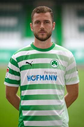 Dennis Srbeny ; SpVgg Greuther Fürth 04.07.2024 - SpVgg Greuther Fürth ( Kleeblatt Spielvereinigung ) - 2. Fussball Bundesliga BL - Saison 2024 2025 - Fototermin Porträttermin Vorstellung Präsentation Pressetermin - - Einzelbild Einzelfoto Portrait Porträt Kopfbild -