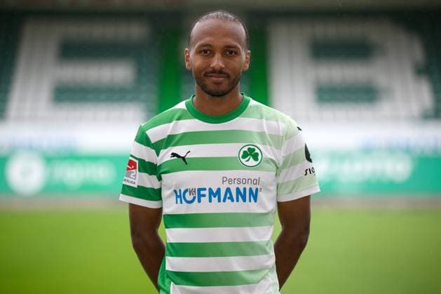 Julian Green ; SpVgg Greuther Fürth 04.07.2024 - SpVgg Greuther Fürth ( Kleeblatt Spielvereinigung ) - 2. Fussball Bundesliga BL - Saison 2024 2025 - Fototermin Porträttermin Vorstellung Präsentation Pressetermin - - Einzelbild Einzelfoto Portrait Porträt Kopfbild -