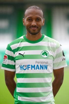Julian Green ; SpVgg Greuther Fürth 04.07.2024 - SpVgg Greuther Fürth ( Kleeblatt Spielvereinigung ) - 2. Fussball Bundesliga BL - Saison 2024 2025 - Fototermin Porträttermin Vorstellung Präsentation Pressetermin - - Einzelbild Einzelfoto Portrait Porträt Kopfbild -