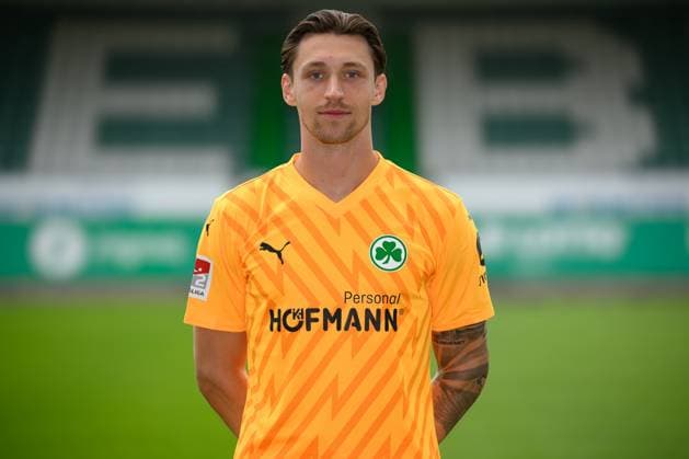 Nils Körber ; SpVgg Greuther Fürth 04.07.2024 - SpVgg Greuther Fürth ( Kleeblatt Spielvereinigung ) - 2. Fussball Bundesliga BL - Saison 2024 2025 - Fototermin Porträttermin Vorstellung Präsentation Pressetermin - - Einzelbild Einzelfoto Portrait Porträt Kopfbild -