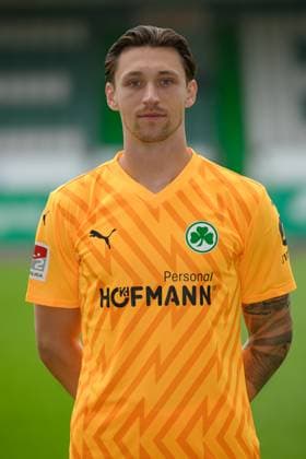 Nils Körber ; SpVgg Greuther Fürth 04.07.2024 - SpVgg Greuther Fürth ( Kleeblatt Spielvereinigung ) - 2. Fussball Bundesliga BL - Saison 2024 2025 - Fototermin Porträttermin Vorstellung Präsentation Pressetermin - - Einzelbild Einzelfoto Portrait Porträt Kopfbild -