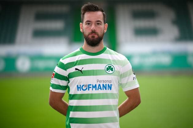 Orestis Kiomourtzoglou ; SpVgg Greuther Fürth 04.07.2024 - SpVgg Greuther Fürth ( Kleeblatt Spielvereinigung ) - 2. Fussball Bundesliga BL - Saison 2024 2025 - Fototermin Porträttermin Vorstellung Präsentation Pressetermin - - Einzelbild Einzelfoto Portrait Porträt Kopfbild -