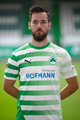 Orestis Kiomourtzoglou ; SpVgg Greuther Fürth 04.07.2024 - SpVgg Greuther Fürth ( Kleeblatt Spielvereinigung ) - 2. Fussball Bundesliga BL - Saison 2024 2025 - Fototermin Porträttermin Vorstellung Präsentation Pressetermin - - Einzelbild Einzelfoto Portrait Porträt Kopfbild -