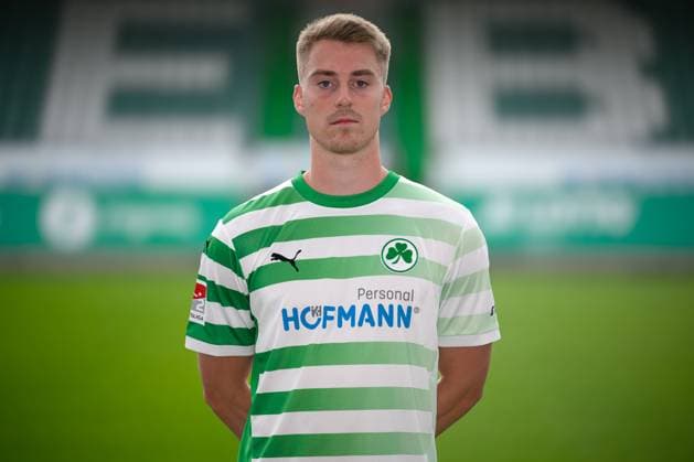 Gian Luca Gian-Luca Itter ; SpVgg Greuther Fürth 04.07.2024 - SpVgg Greuther Fürth ( Kleeblatt Spielvereinigung ) - 2. Fussball Bundesliga BL - Saison 2024 2025 - Fototermin Porträttermin Vorstellung Präsentation Pressetermin - - Einzelbild Einzelfoto Portrait Porträt Kopfbild -