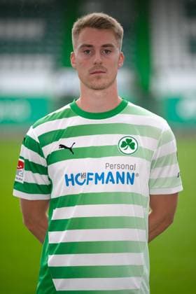 Gian Luca Gian-Luca Itter ; SpVgg Greuther Fürth 04.07.2024 - SpVgg Greuther Fürth ( Kleeblatt Spielvereinigung ) - 2. Fussball Bundesliga BL - Saison 2024 2025 - Fototermin Porträttermin Vorstellung Präsentation Pressetermin - - Einzelbild Einzelfoto Portrait Porträt Kopfbild -