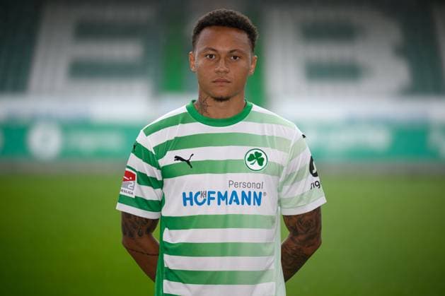 Roberto Massimo ; SpVgg Greuther Fürth 04.07.2024 - SpVgg Greuther Fürth ( Kleeblatt Spielvereinigung ) - 2. Fussball Bundesliga BL - Saison 2024 2025 - Fototermin Porträttermin Vorstellung Präsentation Pressetermin - - Einzelbild Einzelfoto Portrait Porträt Kopfbild -