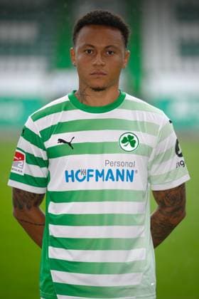 Roberto Massimo ; SpVgg Greuther Fürth 04.07.2024 - SpVgg Greuther Fürth ( Kleeblatt Spielvereinigung ) - 2. Fussball Bundesliga BL - Saison 2024 2025 - Fototermin Porträttermin Vorstellung Präsentation Pressetermin - - Einzelbild Einzelfoto Portrait Porträt Kopfbild -