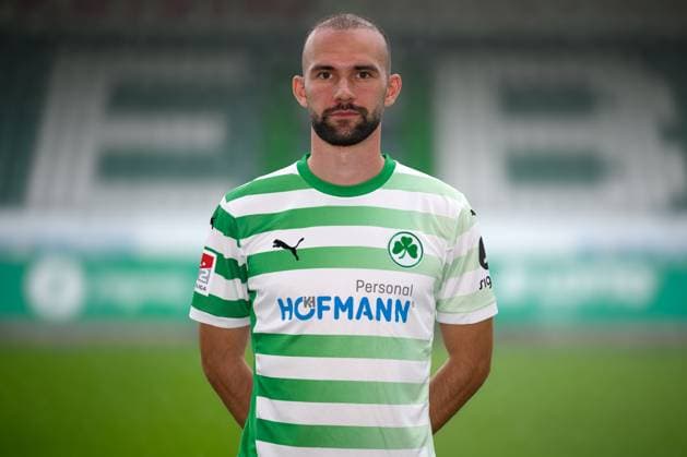 Simon Asta ; SpVgg Greuther Fürth 04.07.2024 - SpVgg Greuther Fürth ( Kleeblatt Spielvereinigung ) - 2. Fussball Bundesliga BL - Saison 2024 2025 - Fototermin Porträttermin Vorstellung Präsentation Pressetermin - - Einzelbild Einzelfoto Portrait Porträt Kopfbild -