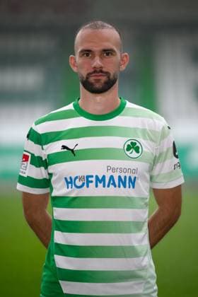 Simon Asta ; SpVgg Greuther Fürth 04.07.2024 - SpVgg Greuther Fürth ( Kleeblatt Spielvereinigung ) - 2. Fussball Bundesliga BL - Saison 2024 2025 - Fototermin Porträttermin Vorstellung Präsentation Pressetermin - - Einzelbild Einzelfoto Portrait Porträt Kopfbild -