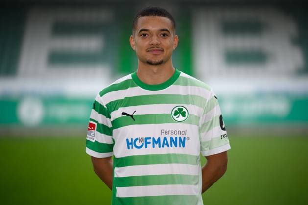 Maximilian Solomon Dietz ; SpVgg Greuther Fürth 04.07.2024 - SpVgg Greuther Fürth ( Kleeblatt Spielvereinigung ) - 2. Fussball Bundesliga BL - Saison 2024 2025 - Fototermin Porträttermin Vorstellung Präsentation Pressetermin - - Einzelbild Einzelfoto Portrait Porträt Kopfbild -