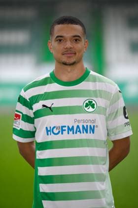 Maximilian Solomon Dietz ; SpVgg Greuther Fürth 04.07.2024 - SpVgg Greuther Fürth ( Kleeblatt Spielvereinigung ) - 2. Fussball Bundesliga BL - Saison 2024 2025 - Fototermin Porträttermin Vorstellung Präsentation Pressetermin - - Einzelbild Einzelfoto Portrait Porträt Kopfbild -