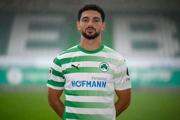 Kerim Calhanoglu ; SpVgg Greuther Fürth 04.07.2024 - SpVgg Greuther Fürth ( Kleeblatt Spielvereinigung ) - 2. Fussball Bundesliga BL - Saison 2024 2025 - Fototermin Porträttermin Vorstellung Präsentation Pressetermin - - Einzelbild Einzelfoto Portrait Porträt Kopfbild -